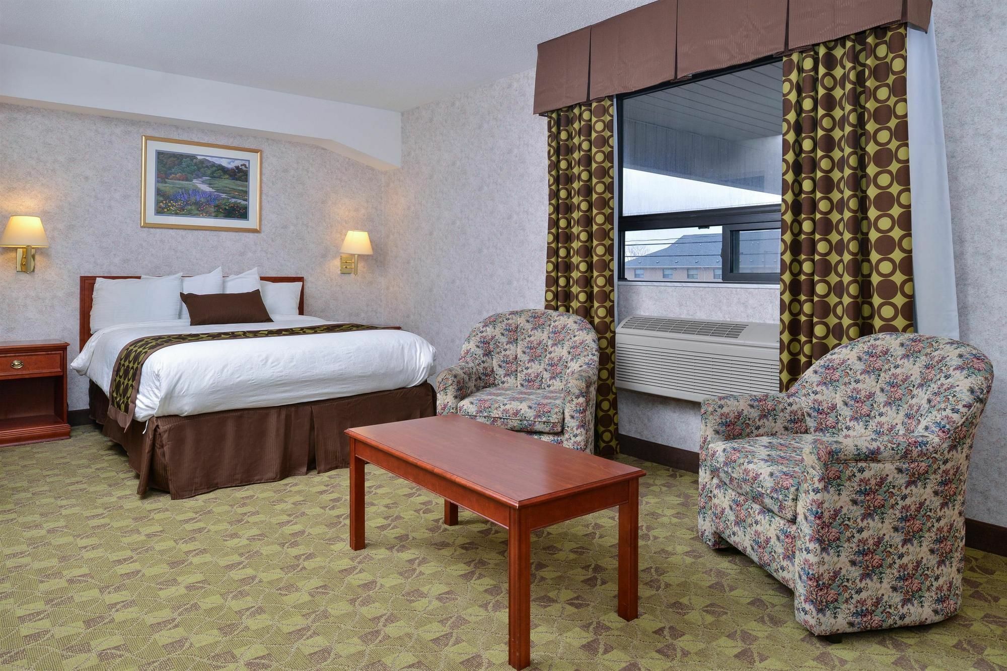 Lexington Inn & Suites-Windsor Exterior foto